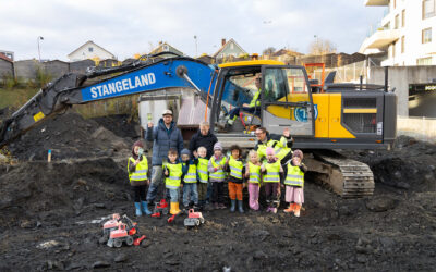 Barna i Byfjordparken barnehage markerer byggestart