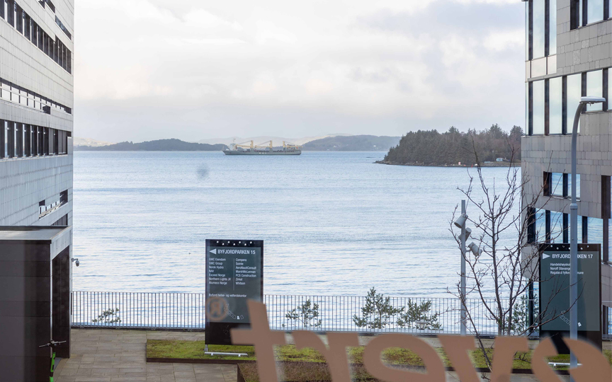 utsikt mot havet mellom to moderne kontorbygg